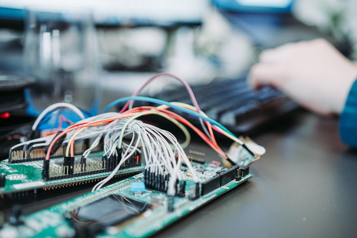 Profissional realizando atendimento de empresas de monitoramento eletrônico