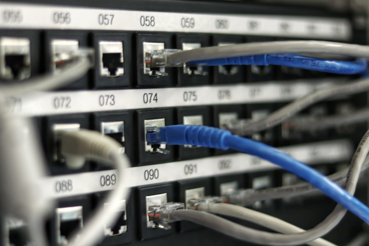 Profissional realizando atendimento de provedores de internet